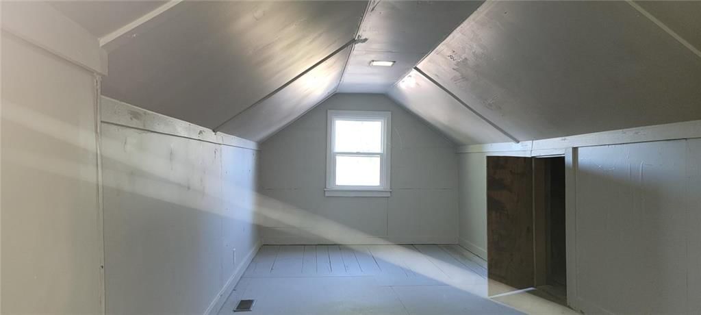 Tall ceilings at 711 W Jones Street, Independence, MO 64050