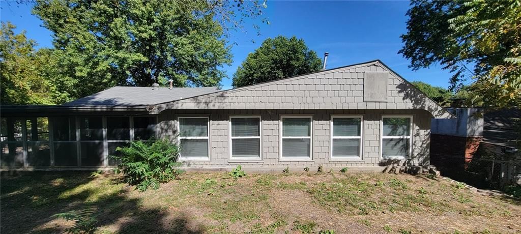 Covered front porch at 711 W Jones Street, Independence, MO 64050