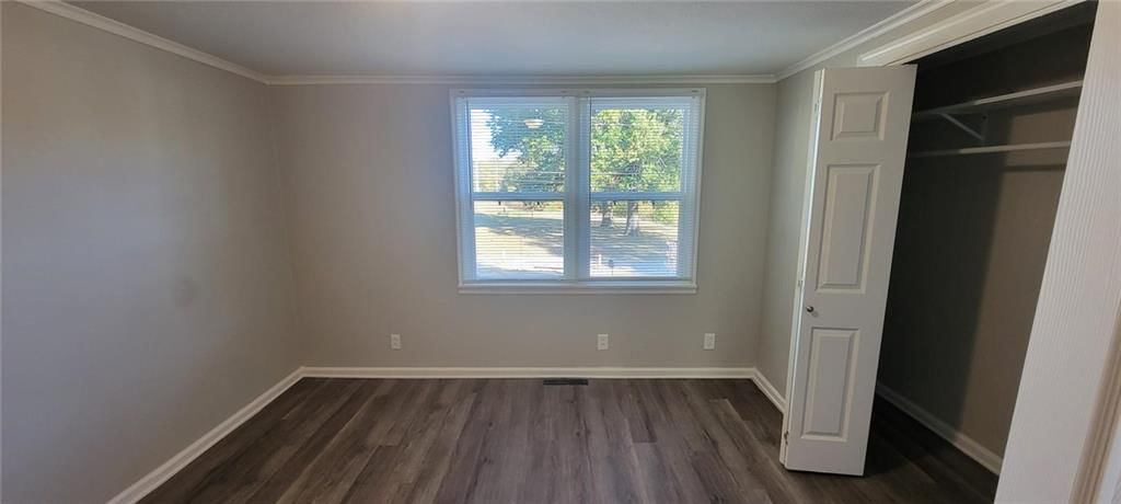 Photo 7 of 13 - 711 W Jones Street, Independence, MO 64050