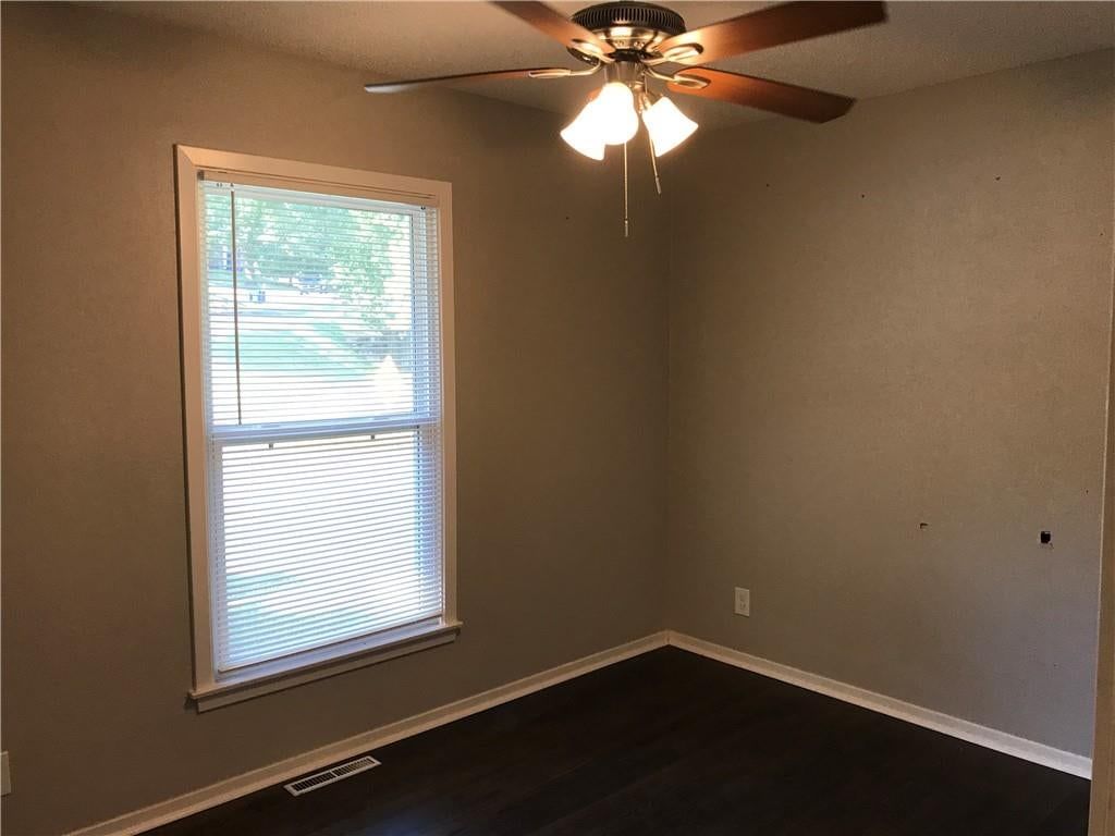 Photo 9 of 25 - 11314 E Thompson Street, Independence, MO 64054