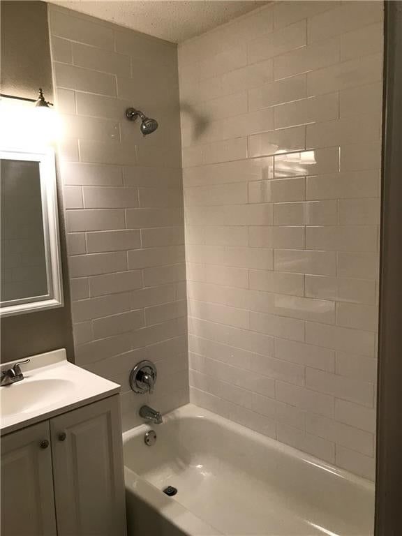 Tiled shower at 11314 E Thompson Street, Independence, MO 64054