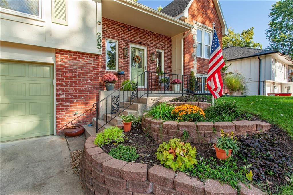 205 SE Saratoga Drive, Blue Springs, MO: listing photo 2
