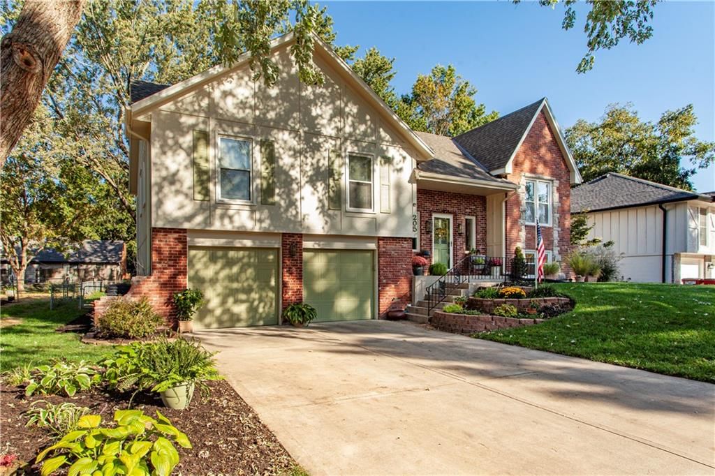 Mixed exterior materials at 205 SE Saratoga Drive, Blue Springs, MO 64014