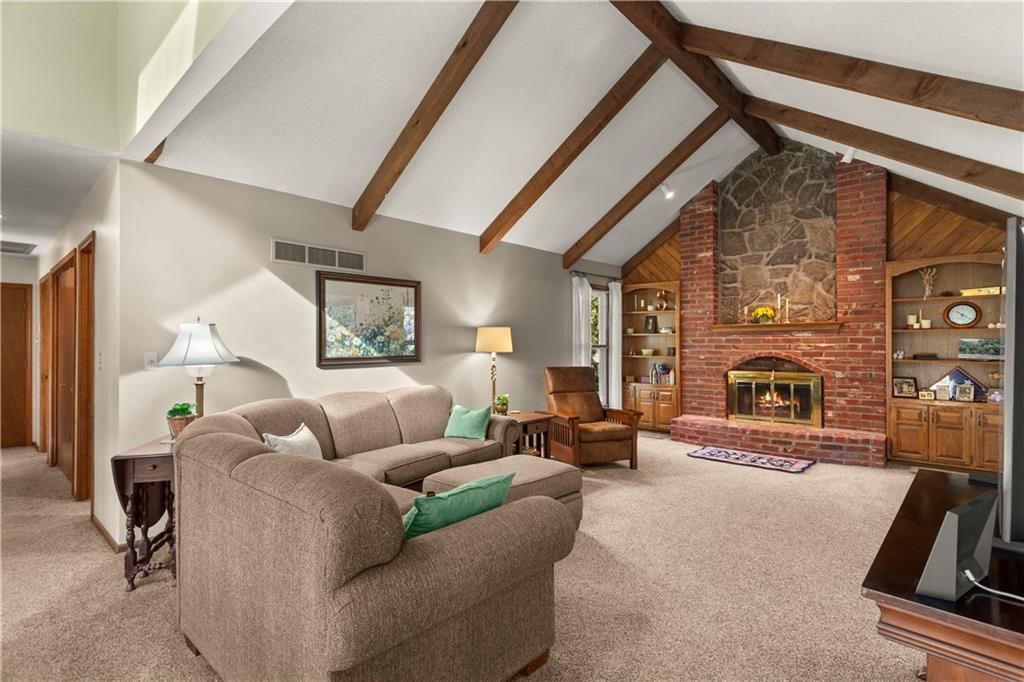Photo 5 of 31 - 205 SE Saratoga Drive, Blue Springs, MO 64014