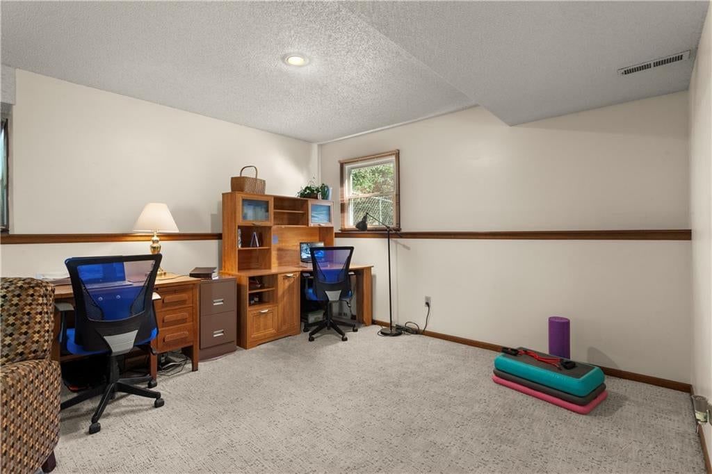 Photo 23 of 31 - 205 SE Saratoga Drive, Blue Springs, MO 64014