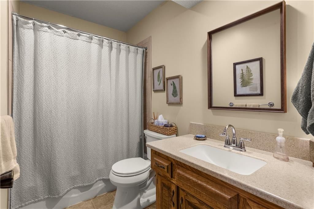 Tub and shower combo at 205 SE Saratoga Drive, Blue Springs, MO 64014
