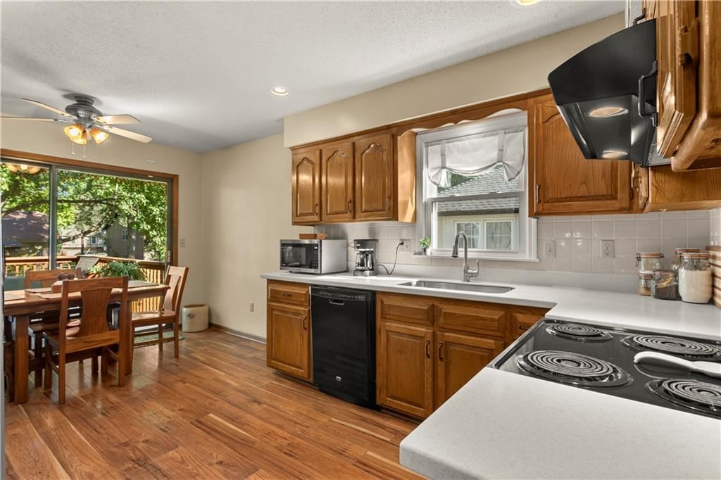 Breakfast nook at 205 SE Saratoga Drive, Blue Springs, MO 64014