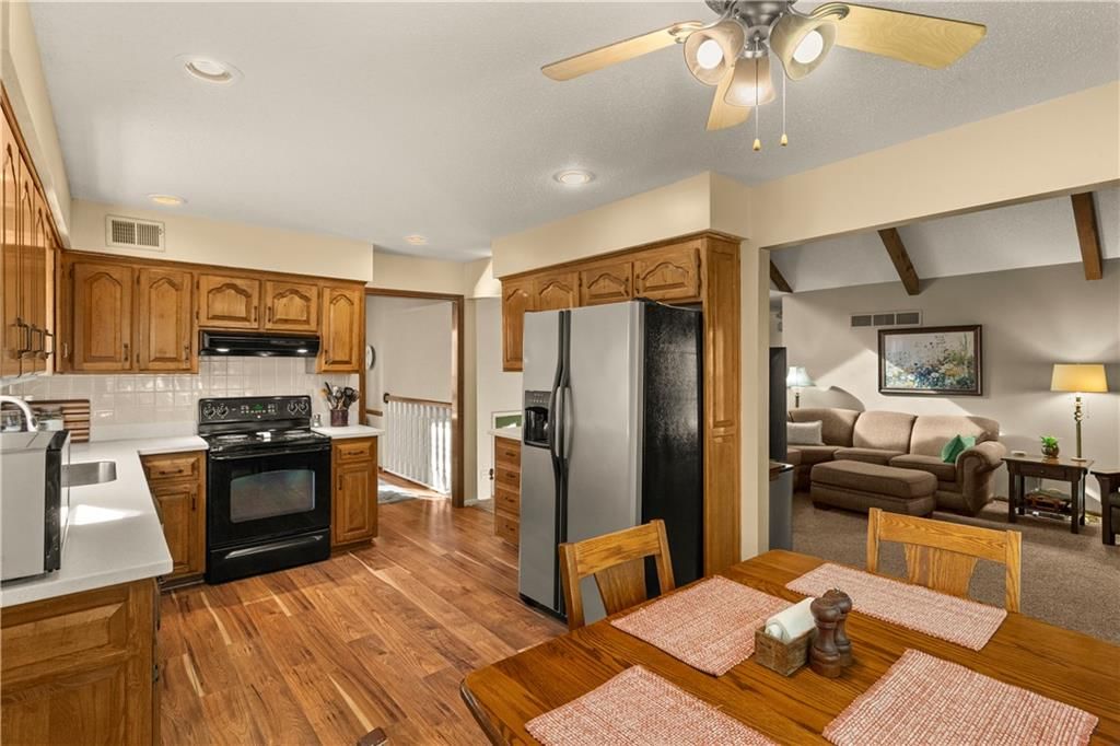 Photo 11 of 31 - 205 SE Saratoga Drive, Blue Springs, MO 64014