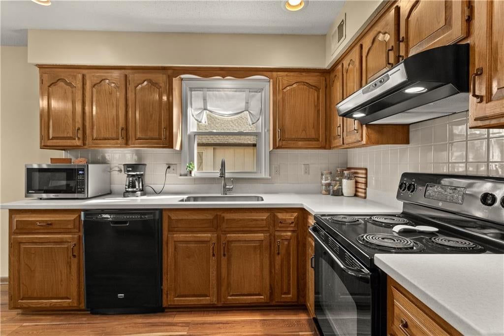 Kitchen backsplash at 205 SE Saratoga Drive, Blue Springs, MO 64014