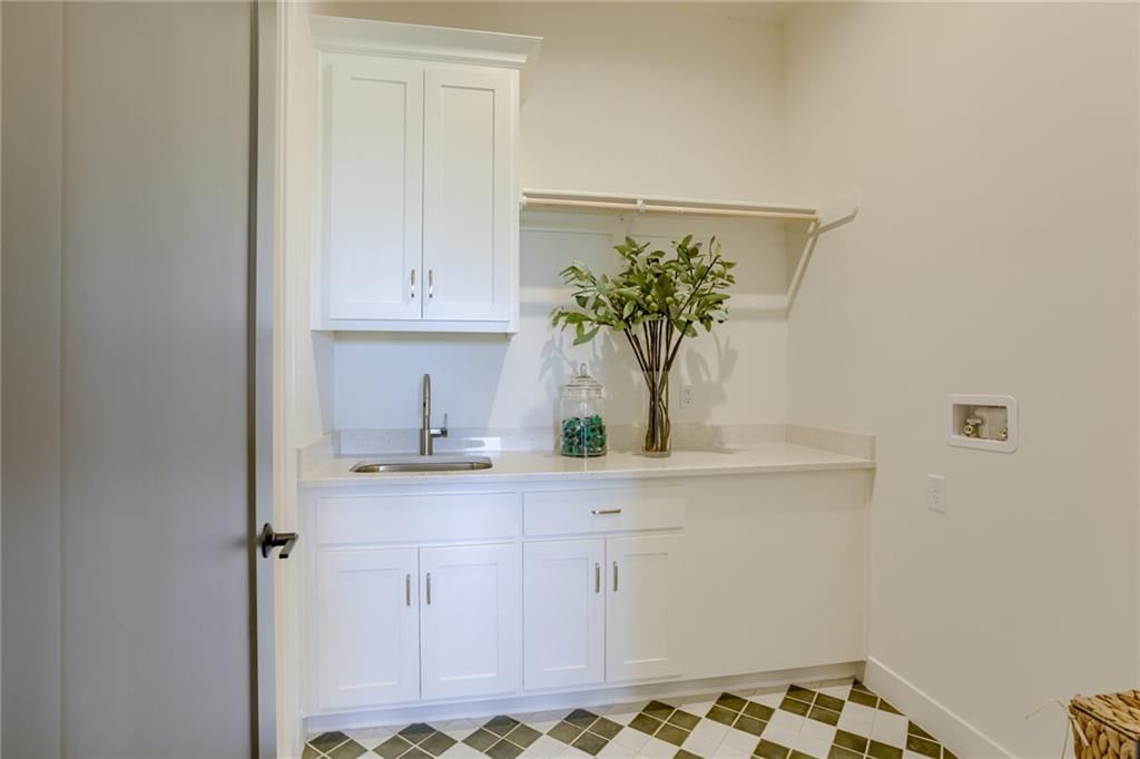 Photo 18 of 53 - 3916 W 158th Street, Overland Park, KS 66224
