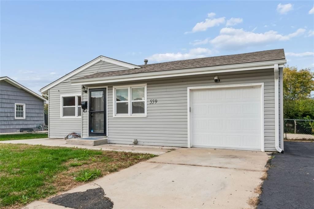 559 E Prairie Street, Olathe, KS: listing photo 3