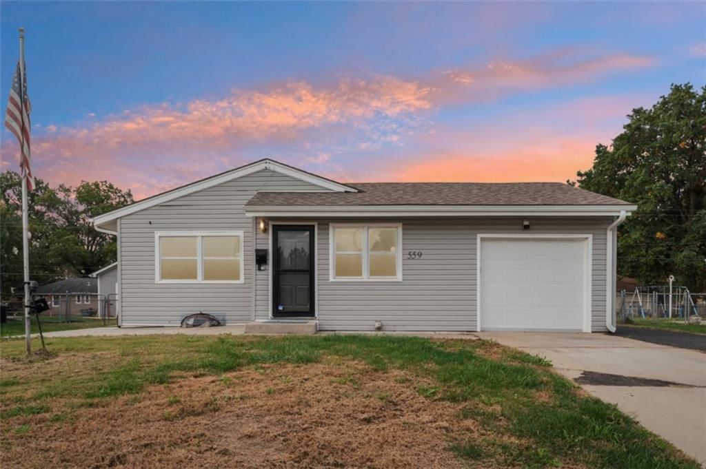 Photo 5 of 53 - 559 E Prairie Street, Olathe, KS 66061