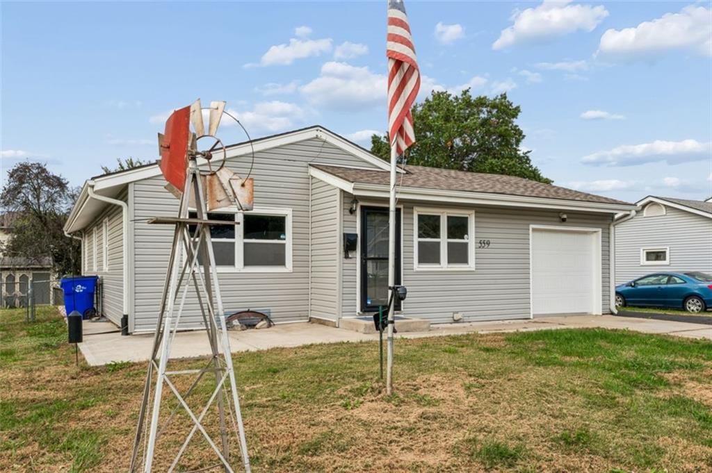 559 E Prairie Street, Olathe, KS: listing photo 2