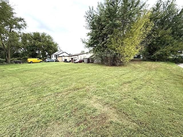 Photo 4 of 10 - 829 N Dodgion Avenue, Independence, MO 64050