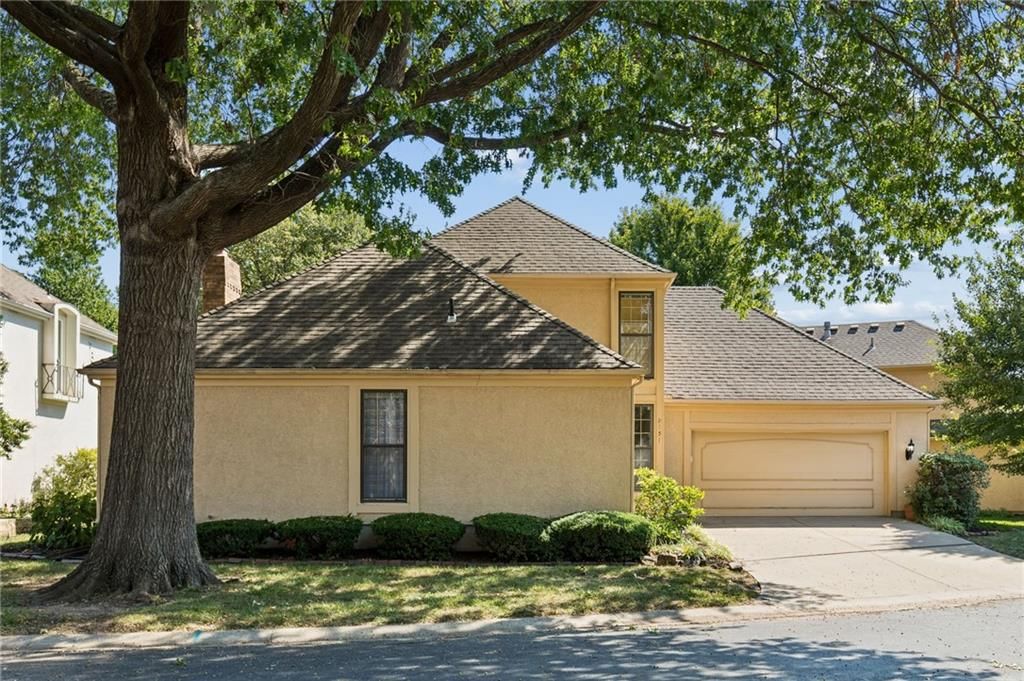 9151 W 102nd Terrace, Overland Park, KS: listing photo 3