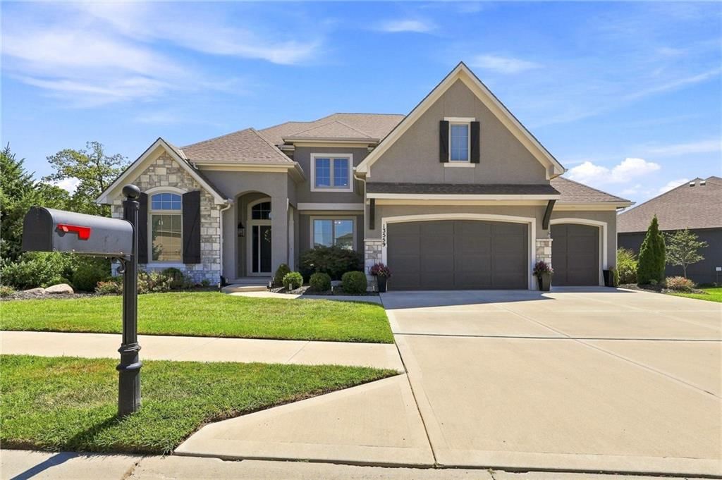 13559 Terrace Park Drive, Parkville, MO