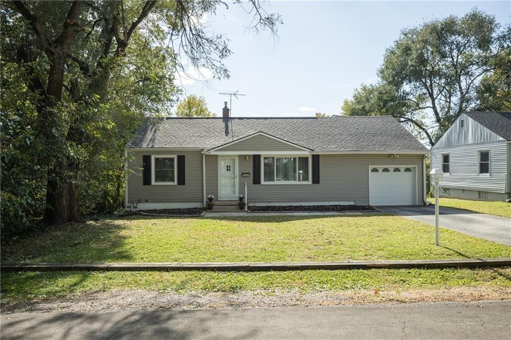 10001 E 34th Street, Independence, MO: listing photo 2