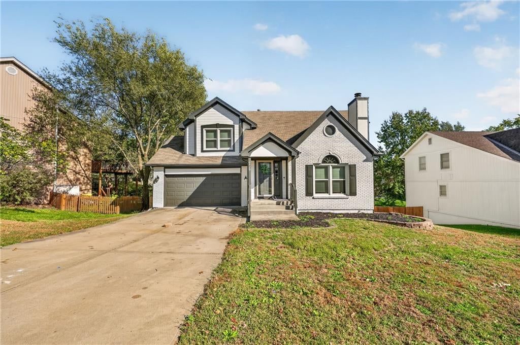 Concrete driveway at 6529 NW Hidden Valley Road, Kansas City, MO 64152