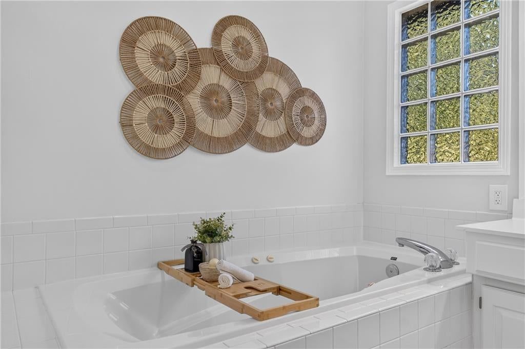 Freestanding tub at 6529 NW Hidden Valley Road, Kansas City, MO 64152