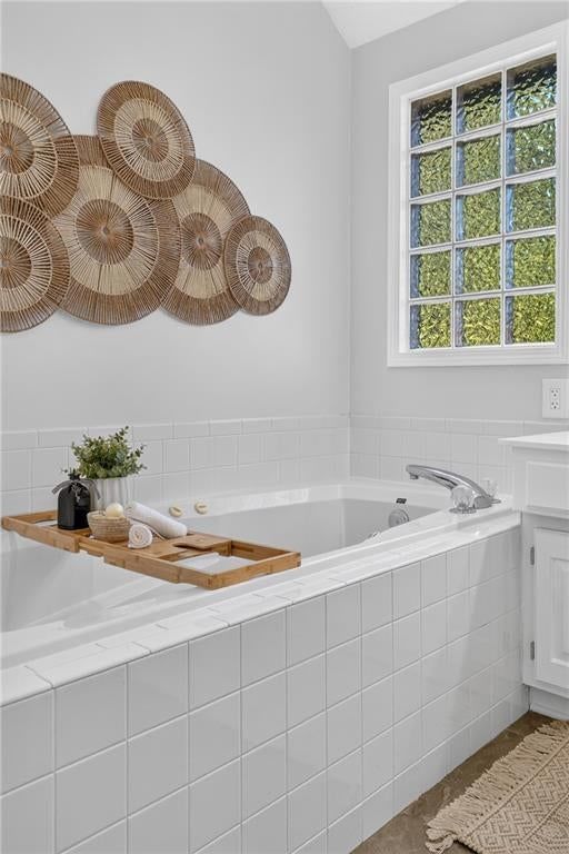 Tub and shower combo at 6529 NW Hidden Valley Road, Kansas City, MO 64152