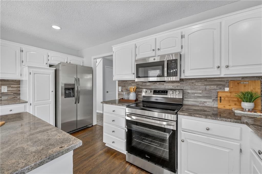 Double oven at 6529 NW Hidden Valley Road, Kansas City, MO 64152