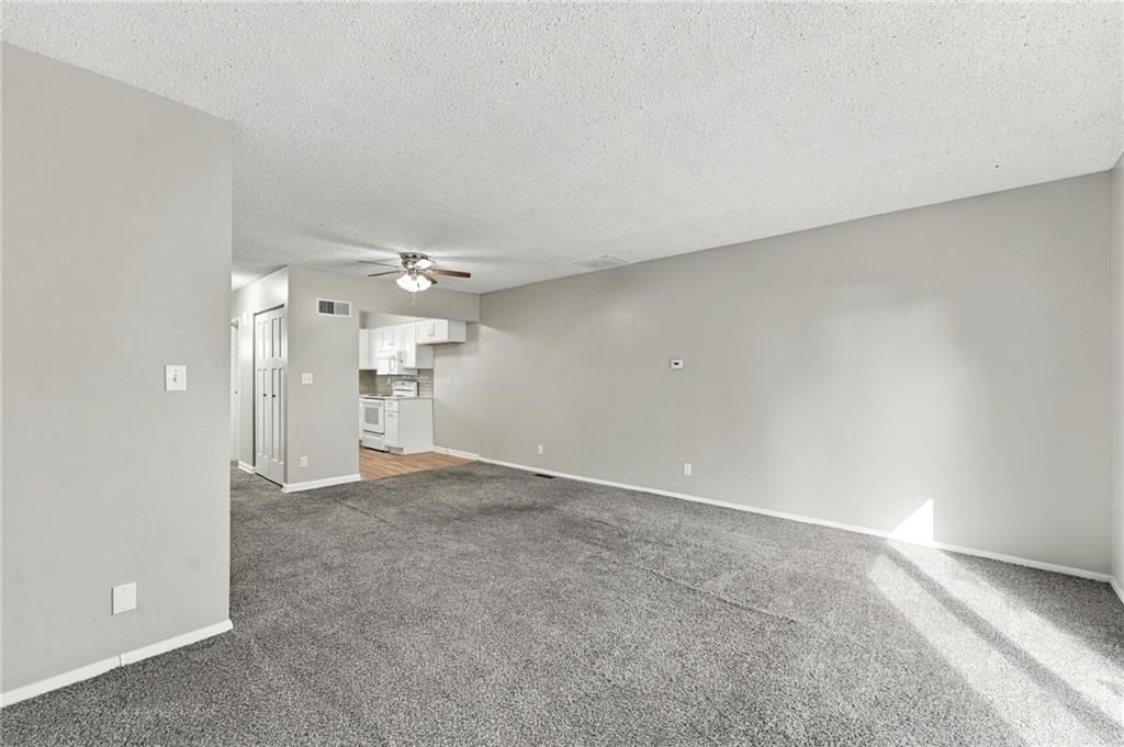 6938 NW Chapel Woods Lane, Kansas City, MO: listing photo 3