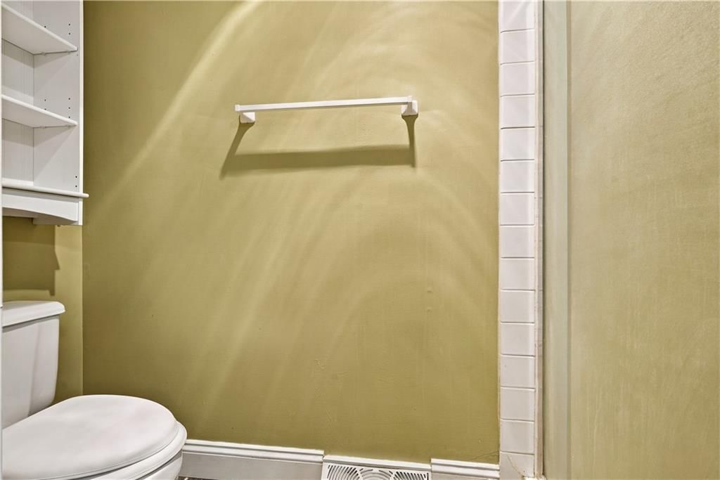 Beige walls at 14624 W 91st Place, Lenexa, KS 66215