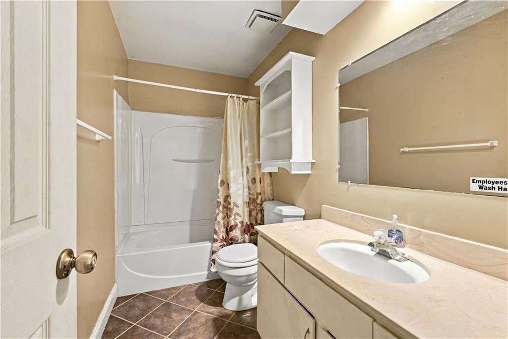 Tub and shower combo at 14624 W 91st Place, Lenexa, KS 66215