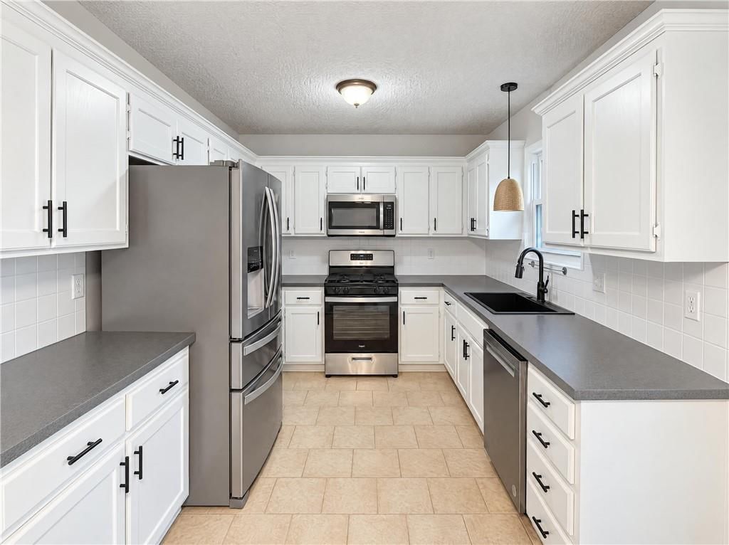 951 N Walnut Street, Olathe, KS: listing photo 2