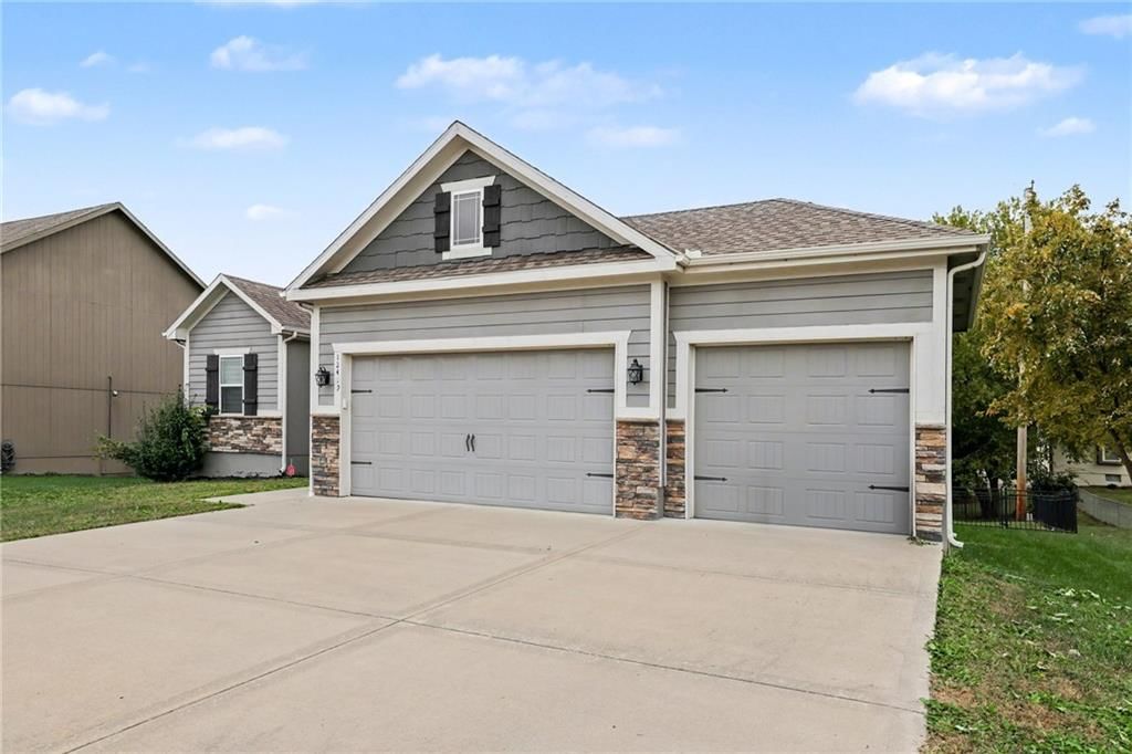 12419 Live Oak Circle, Peculiar, MO: listing photo 3