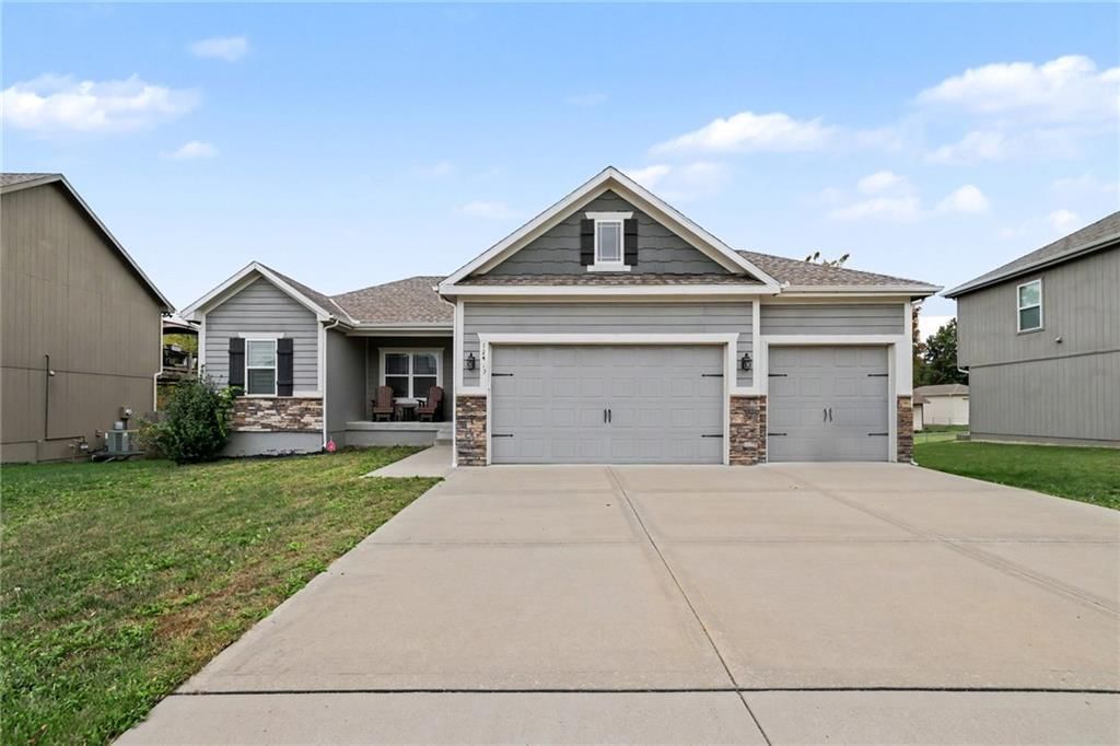 12419 Live Oak Circle, Peculiar, MO: listing photo 2