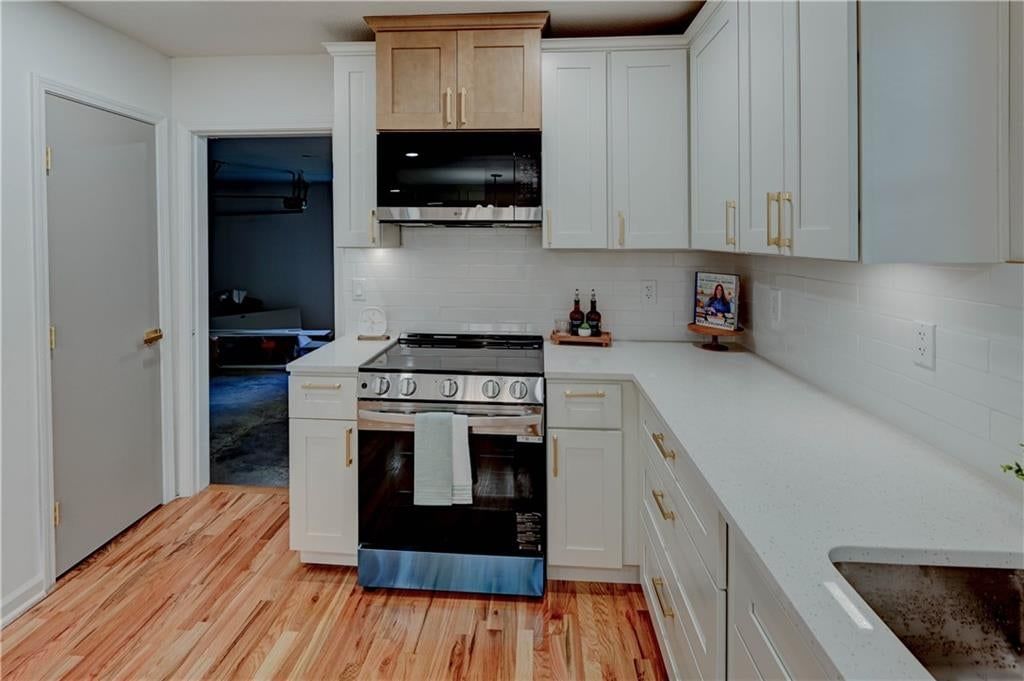 Photo 11 of 55 - 6513 Larsen Lane, Shawnee, KS 66203