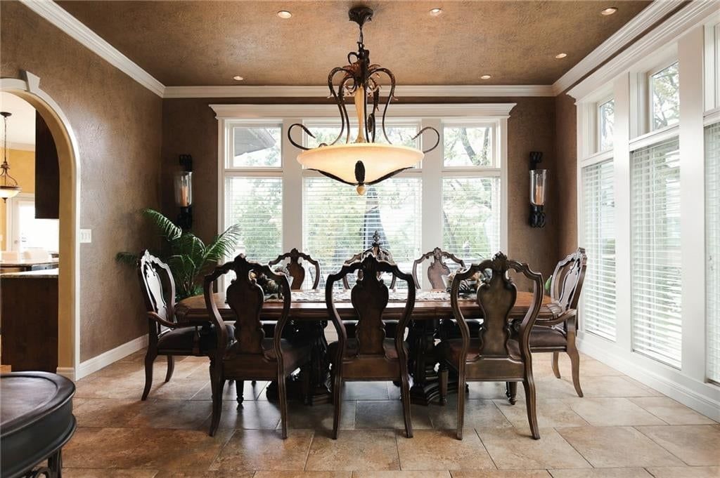 Tray ceiling at 1205 NW 43rd Terrace, Kansas City, MO 64116