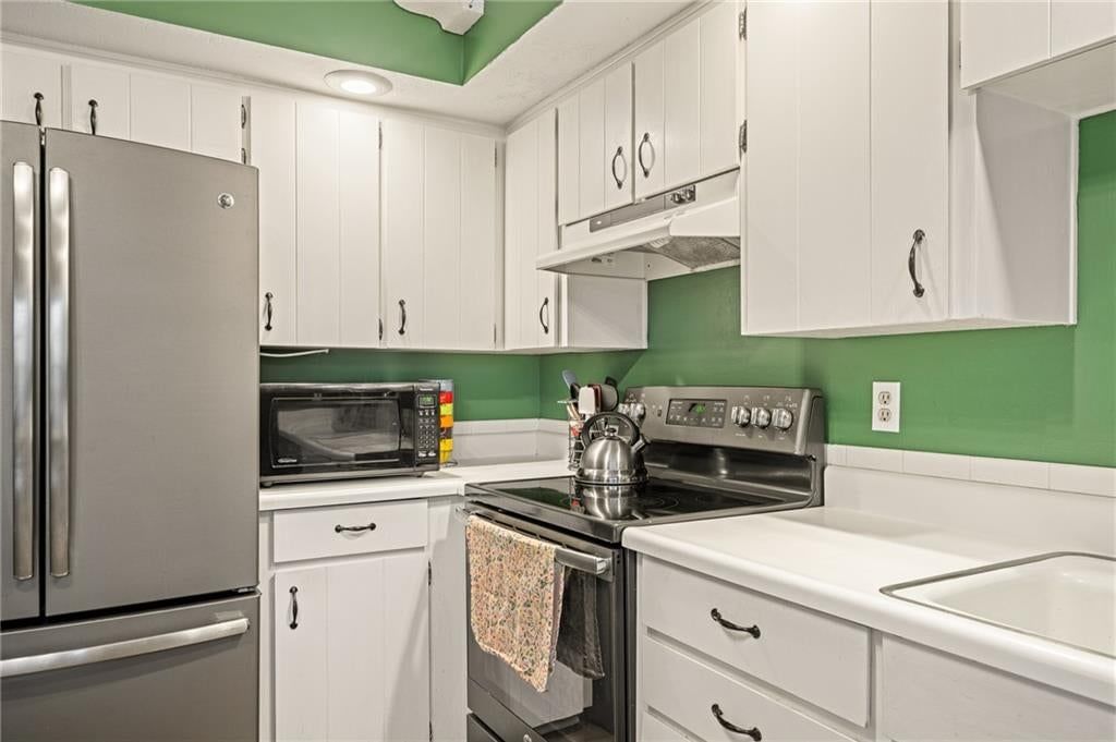 Kitchen backsplash at 7900 Colony Lane, Lenexa, KS 66215