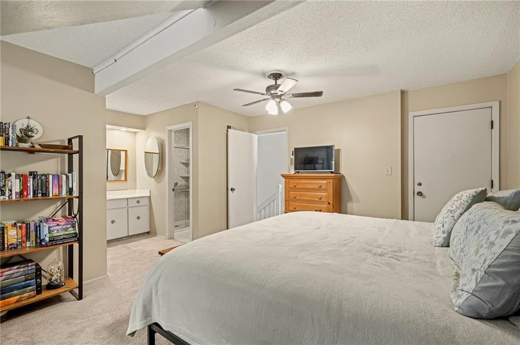 Built-ins at 7900 Colony Lane, Lenexa, KS 66215