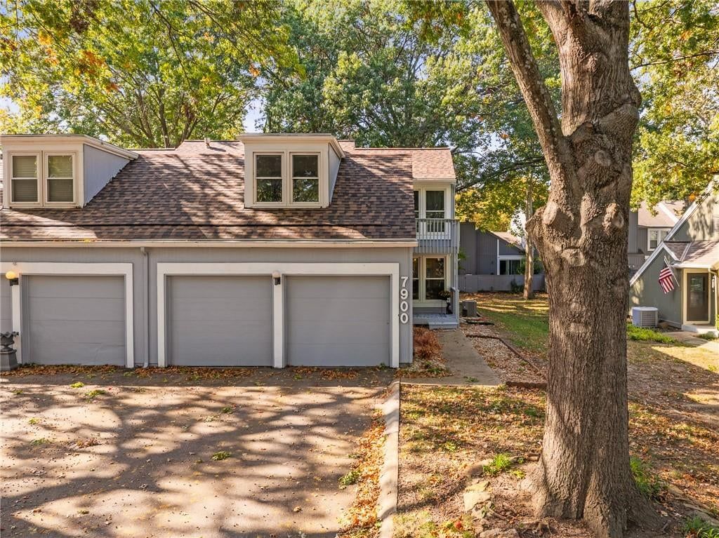 7900 Colony Lane, Lenexa, KS: listing photo 2