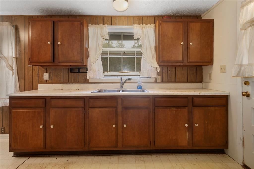 Photo 6 of 30 - 4509 W 75th Street, Prairie Village, KS 66208