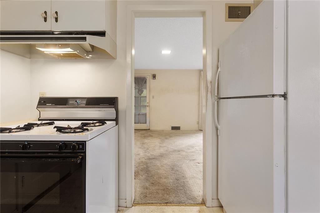 White appliances at 4509 W 75th Street, Prairie Village, KS 66208