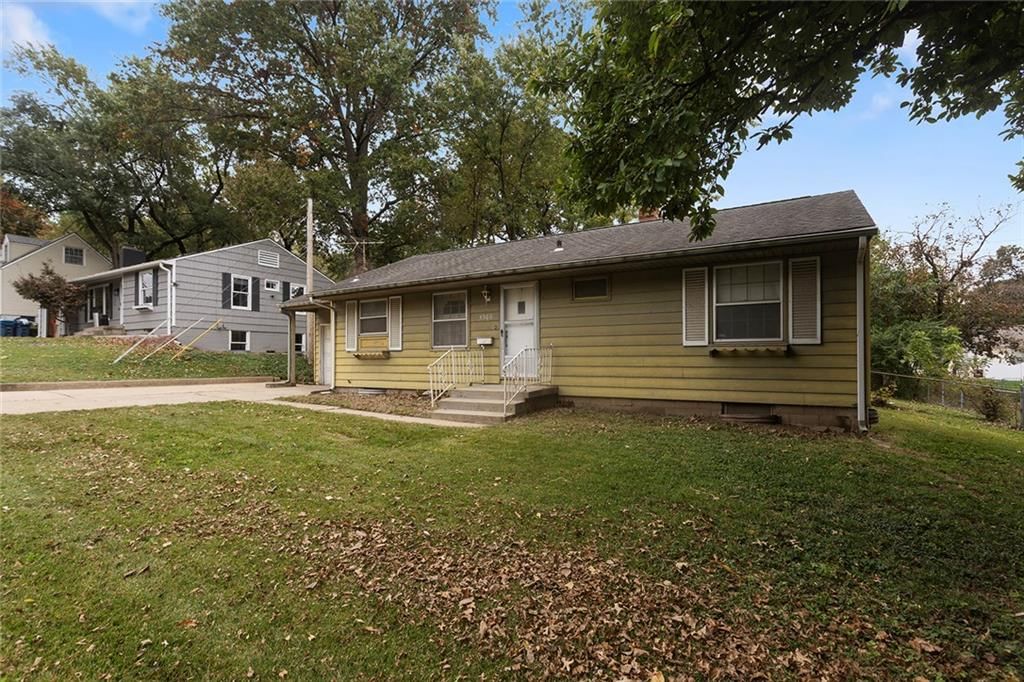 Concrete driveway at 4509 W 75th Street, Prairie Village, KS 66208