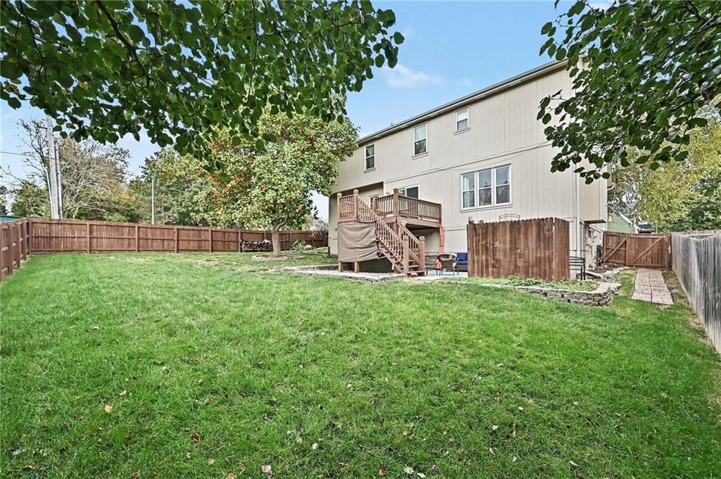 Big backyard and flat lot at 21711 W 51st Place, Shawnee, KS 66226