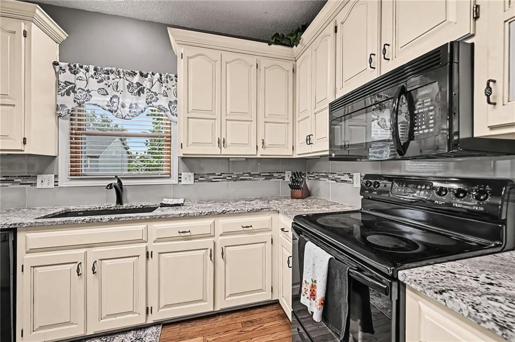 Photo 12 of 42 - 21711 W 51st Place, Shawnee, KS 66226