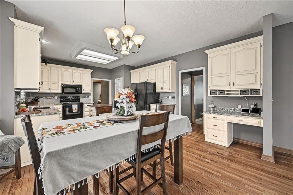 Photo 11 of 42 - 21711 W 51st Place, Shawnee, KS 66226