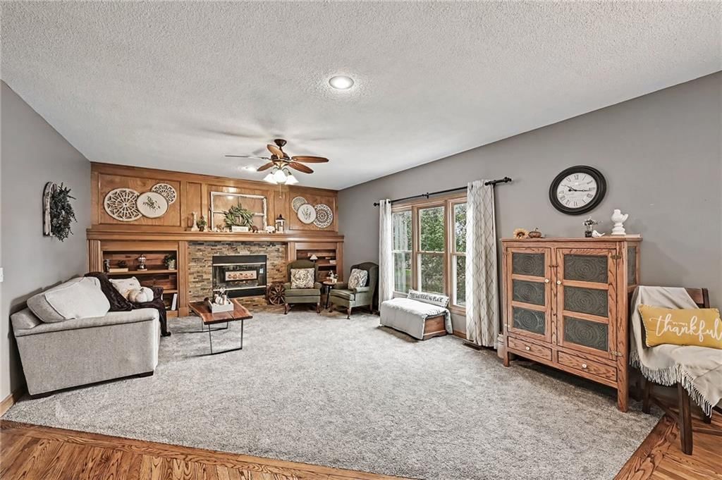 Built-ins at 21711 W 51st Place, Shawnee, KS 66226