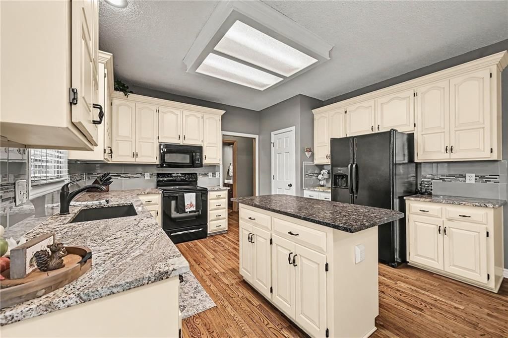 Photo 13 of 42 - 21711 W 51st Place, Shawnee, KS 66226