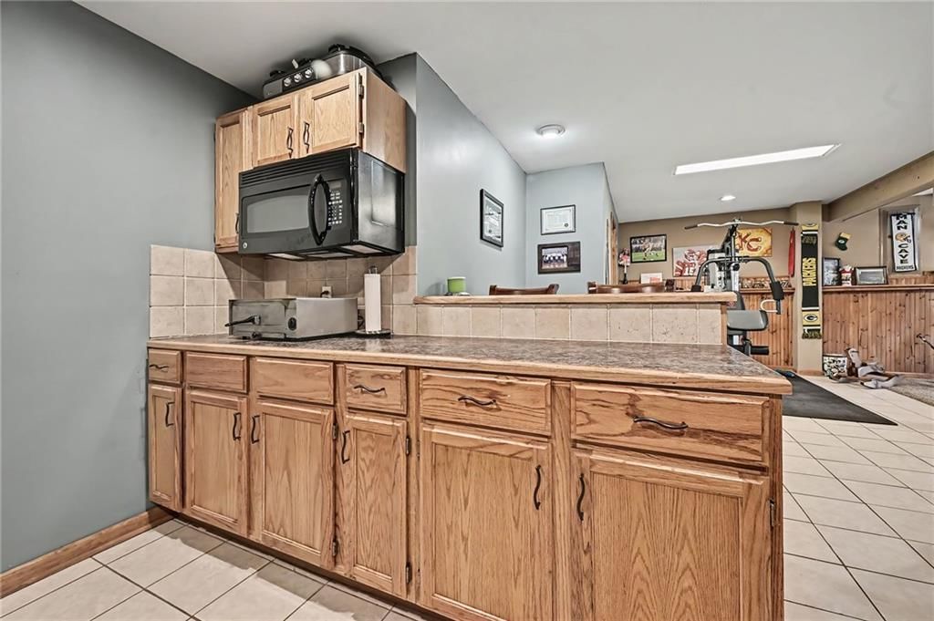 Raised-panel cabinets at 21711 W 51st Place, Shawnee, KS 66226