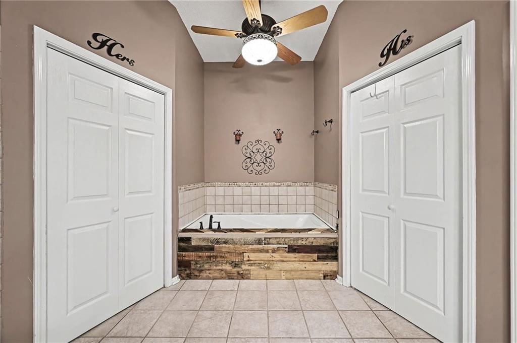 Freestanding tub at 21711 W 51st Place, Shawnee, KS 66226