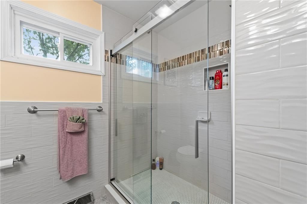 Photo 22 of 42 - 4329 N Wyandotte Street, Kansas City, MO 64116