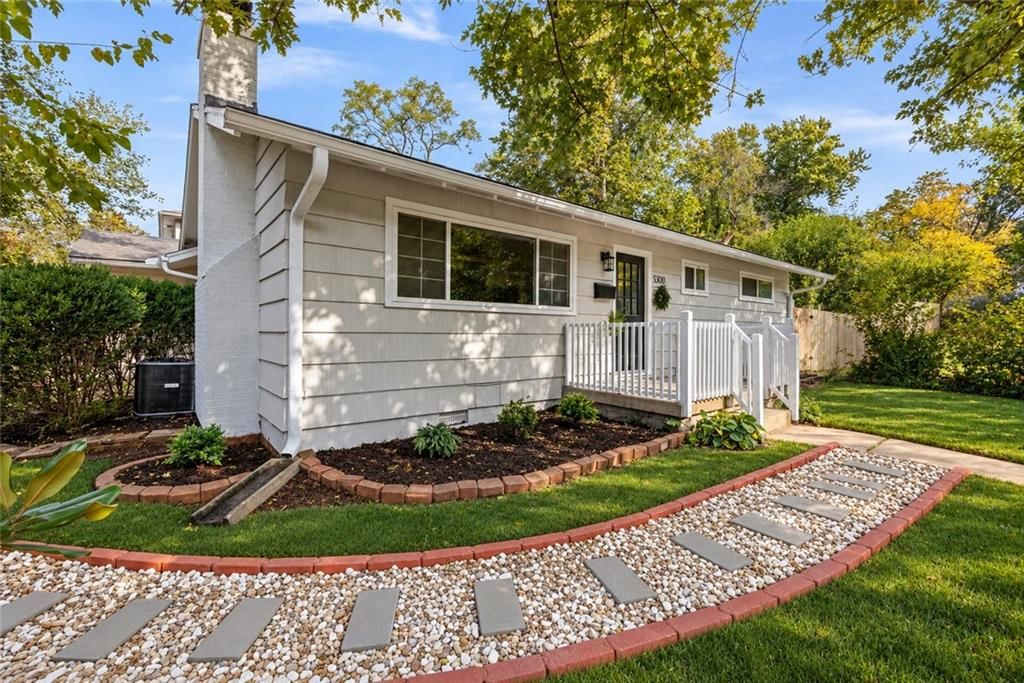 Photo 7 of 31 - 5300 W 79 Street, Prairie Village, KS 66208