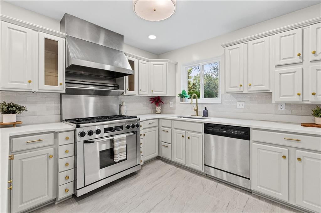 Photo 4 of 31 - 5300 W 79 Street, Prairie Village, KS 66208