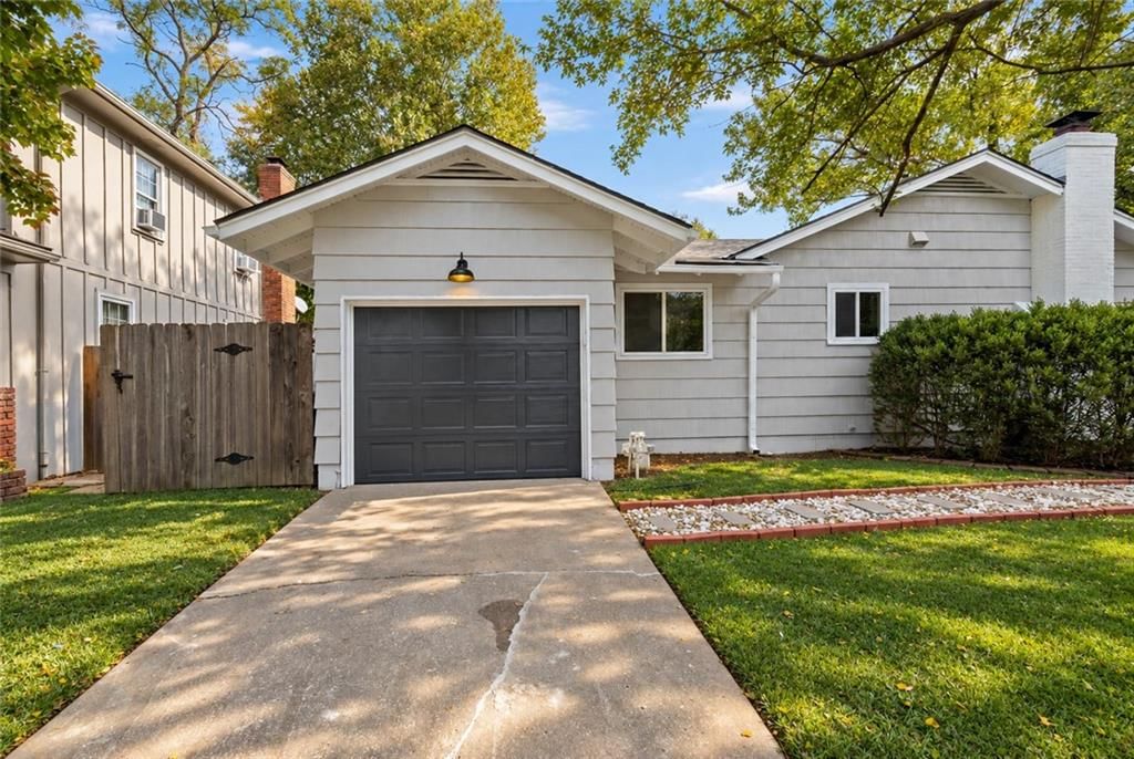 Photo 9 of 31 - 5300 W 79 Street, Prairie Village, KS 66208